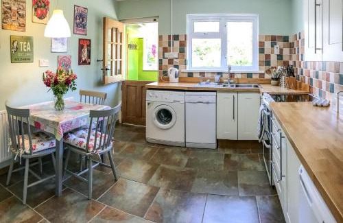 Carnhedryn House | Pet-Friendly Retreat at Smithy Cottage - Family Friendly Escape
