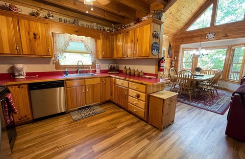Murphy Ski Chalet | Unwind in Smokey Mountain Dreaming with Scenic Views