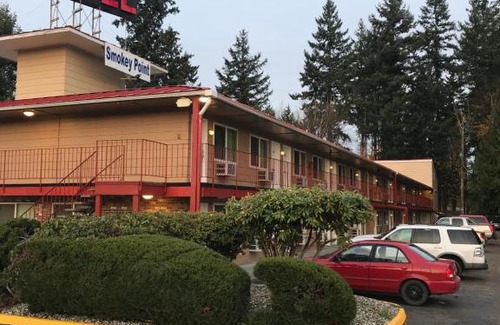 Arlington Hotel | Budget-Friendly Stay at Smokey Point Motor Inn for Families