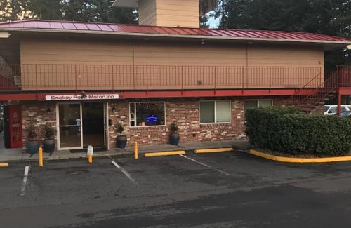 Arlington Hotel | Budget-Friendly Stay at Smokey Point Motor Inn for Families