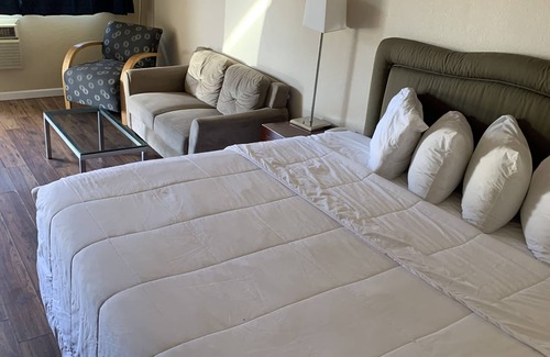 Arlington Hotel | Cozy Smokey Point Motor Inn with Family-Friendly Amenities