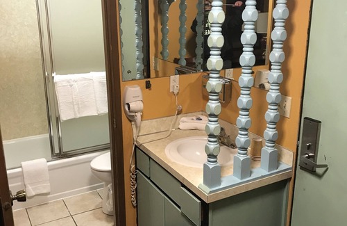 Arlington Hotel | Cozy Smokey Point Motor Inn with Family-Friendly Amenities