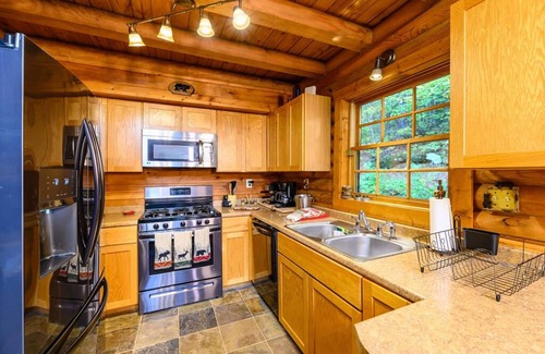 Waynesville Cabin | Guest Rated 10/10: Smokies Overlook Lodge with Spa & Game Room