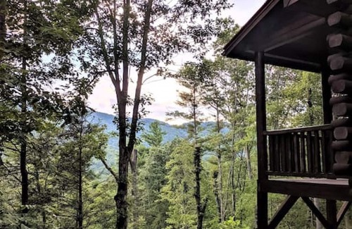 Waynesville Cabin | Guest Rated 10/10: Smokies Overlook Lodge with Spa & Game Room