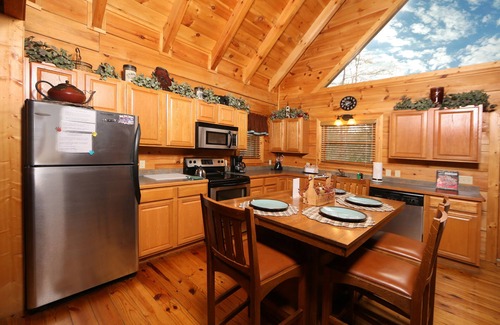 Gatlinburg - Pigeon Forge Cabin | Explore Smoky Mountain Getaway: Family-Friendly Cabin