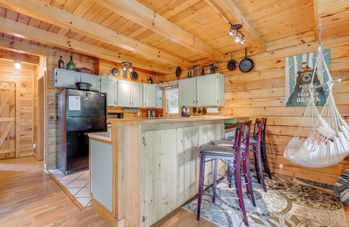 Hartford Cabin | Cozy Smoky Mountain Log Cabin Near Rafting Adventures