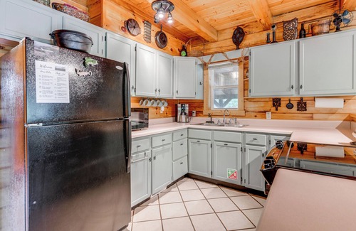 Hartford Cabin | Cozy Smoky Mountain Log Cabin Near Rafting Adventures