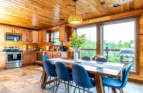 Gatlinburg - Pigeon Forge House | Unwind at The Solstice: Mountain Views & Relaxing Hot Tub