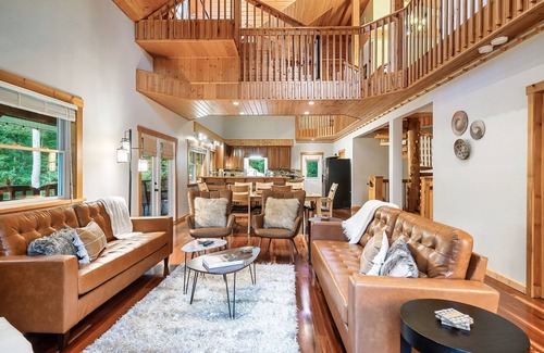 Cosby Cabin | Secluded 8-Person Hot Tub Retreat with Pet-Friendly Perks
