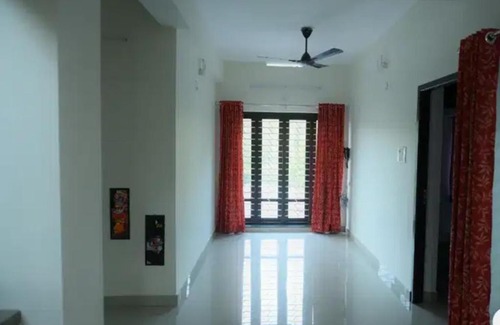 Cherplassery Apartment | Welcoming Smooth Residence: Family and Pet Friendly Comfort