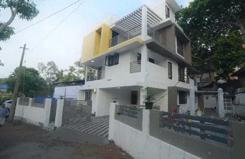 Cherplassery Apartment | Welcoming Smooth Residence: Family and Pet Friendly Comfort