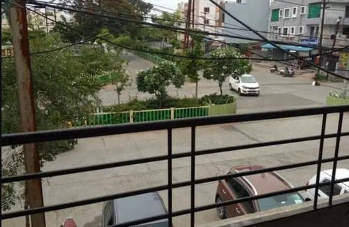 Cherplassery Apartment | Welcoming Smooth Residence: Family and Pet Friendly Comfort