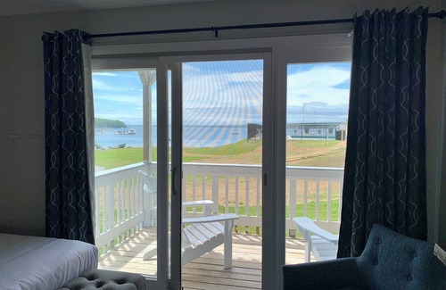East Boothbay Hotel | Escape to Smuggler's Cove Inn: Pool, Spa & Family Fun