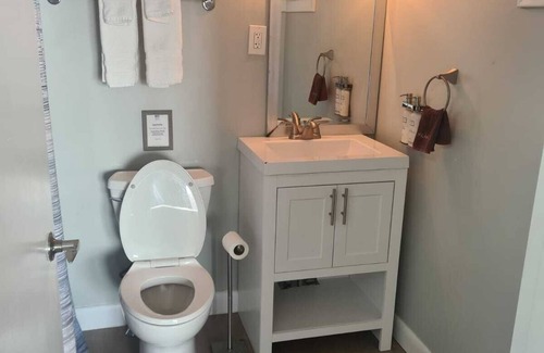 East Boothbay Hotel | Escape to Smuggler's Cove Inn: Pool, Spa & Family Fun