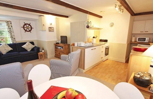 Liskeard Cottage | Inviting Smugglers Cottage: Pool, Breakfast & Family Fun