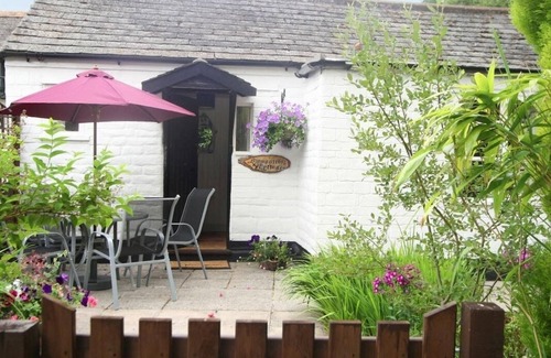 Liskeard Cottage | Inviting Smugglers Cottage: Pool, Breakfast & Family Fun