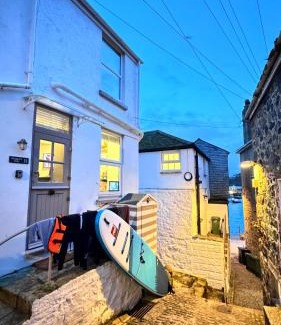 St Ives Apartment | Seaside Retreat: Smugglers Hide & Cabin with Ocean Views