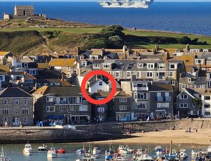 St Ives Apartment | Seaside Retreat: Smugglers Hide & Cabin with Ocean Views