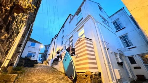 St Ives Apartment | Seaside Retreat: Smugglers Hide & Cabin with Ocean Views