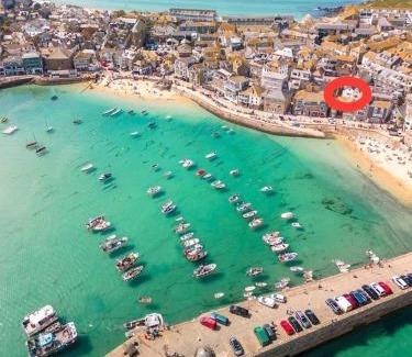 St Ives Apartment | Seaside Retreat: Smugglers Hide & Cabin with Ocean Views