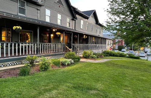Jeffersonville Hotel | Family-Friendly Stay at Smugglers Notch Inn with Breakfast