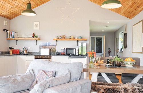 Saint Breward Cottage | SMUGGLERS, pet friendly, with hot tub in St Tudy