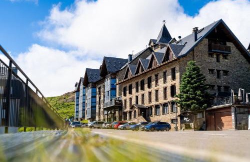 Formigal Hotel | Inviting Snö Villa de Sallent 3 with Oceanfront Pool
