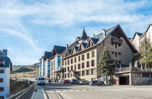 Formigal Hotel | Inviting Snö Villa de Sallent 3 with Oceanfront Pool