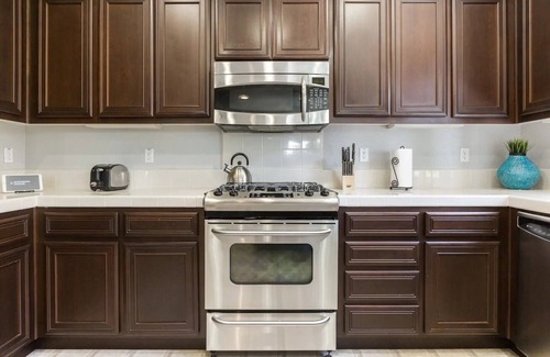 Santa Clara House | Discover Comfort at SN's Silicon Valley Retreat with Breakfast