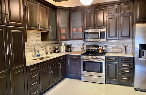 Marathon House | Historic Snake Bite Saloon with Pool & Kitchen Amenities