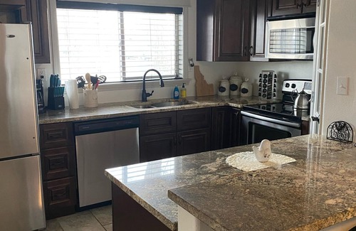 Grand View House | Idyllic Snake River Cabin with Ocean View in Grand View