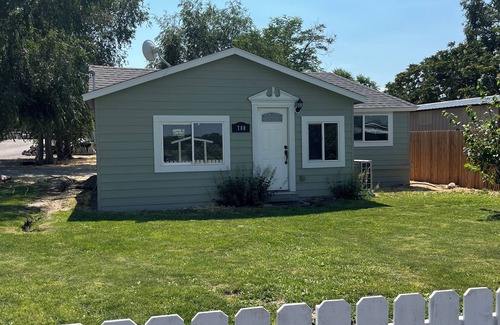 Grand View House | Idyllic Snake River Cabin with Ocean View in Grand View