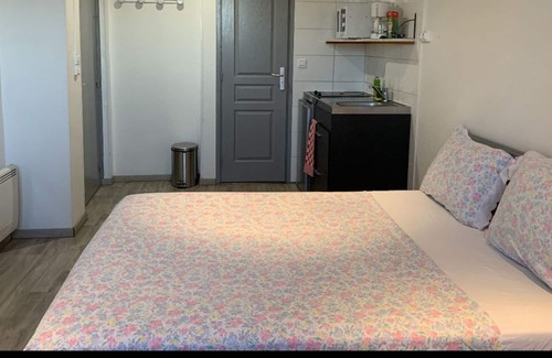 Sablon - Trudaine Apartment | Convenient SNCF Station Stay with Family-Friendly Amenities