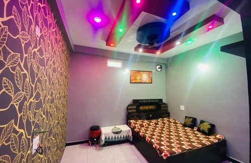 Ujjain House | Cozy SneaShree Homestay on Maksi Road with Breakfast