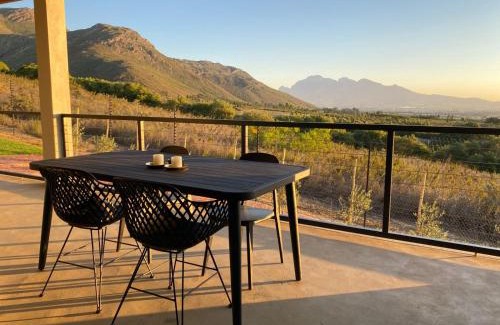 Paarl Apartment | Unforgettable Stay at Sneeukop Mountain Cottage - Rated 9.6