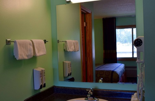 Nokomis Hotel | Budget-Friendly Snelling Motel with Breakfast and Family Amenities