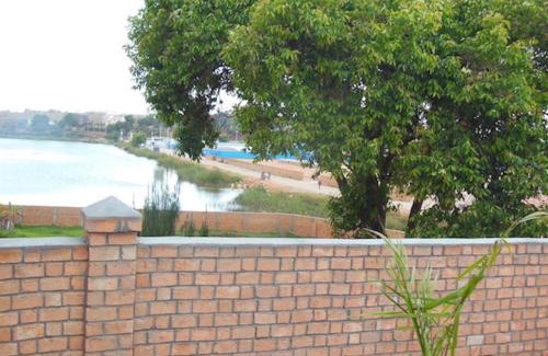 Ambohibao Apartment | Cozy SNI-Village by Lake Andranotapahana with Breakfast