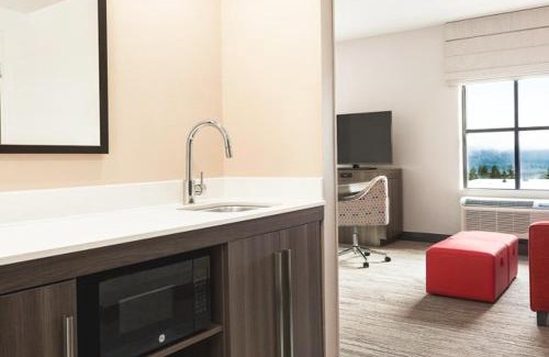 Snoqualmie Ridge Hotel | Discover Snoqualmie Inn: Exceptional Stay with Pool & Pets