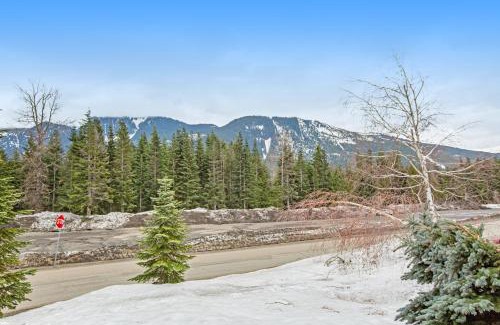 Hyak House | Discover Snoqualmie Palace: Pet-Friendly & Family Welcoming
