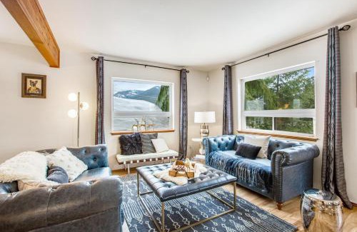 Hyak House | Discover Snoqualmie Palace: Pet-Friendly & Family Welcoming