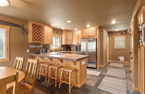 Snoqualmie Pass Ski Chalet | Cozy Snoqualmie Pass Cabin Steps from Ski Lifts & Ocean View