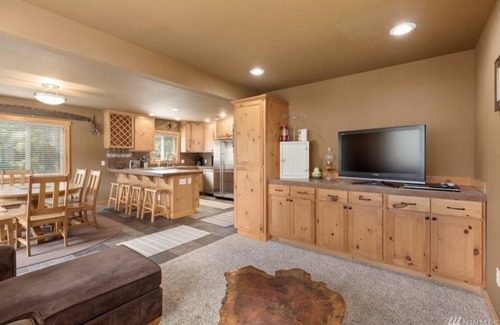 Snoqualmie Pass Ski Chalet | Cozy Snoqualmie Pass Cabin Steps from Ski Lifts & Ocean View