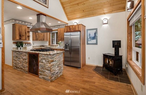 Snoqualmie Pass Cabin | Cozy Snoqualmie Summit Ski Cabin with Pet-Friendly Amenities