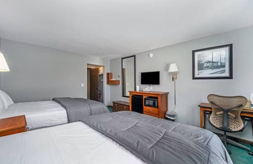 Wakefield Cabin | Cozy Snow Chasers Lodge with Breakfast & Family Amenities