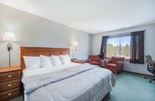 Wakefield Cabin | Cozy Snow Chasers Lodge with Breakfast & Family Amenities