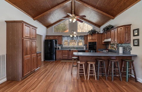 Columbia Cabin | Snow Creek Retreat: Cozy Escape with Spa & Pet-Friendly Perks