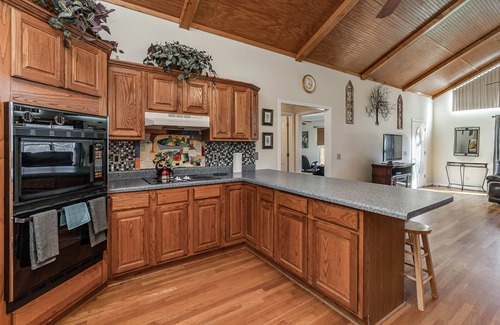 Columbia Cabin | Snow Creek Retreat: Cozy Escape with Spa & Pet-Friendly Perks