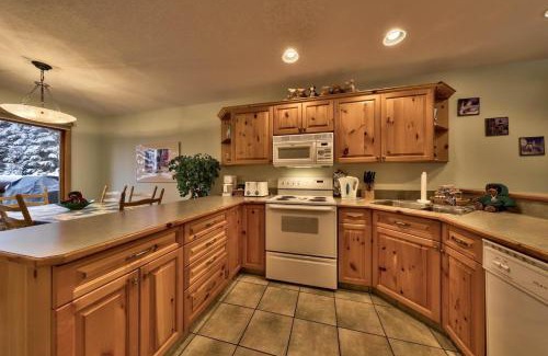 Sun Peaks Apartment | Experience Comfort at Snow Creek Village #20 with Hot Tub