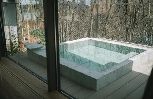 Sanjo Hotel | Snow Peak Field Suite: Spa Retreat with Hot Tub and Dining