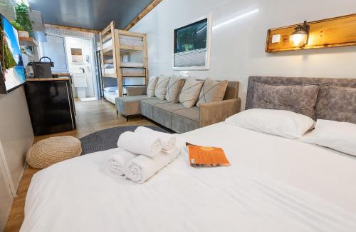 Merom HaGalil Cabin | Relax and Unwind at Snow Spa Caravan with Ocean Views